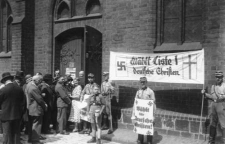 Wahlkampf der Deutschen Christen anlässlich der Kirchenwahl am 23. Juli 1933 in der Marienkirche am Neuen Markt in Berlin-Mitte.