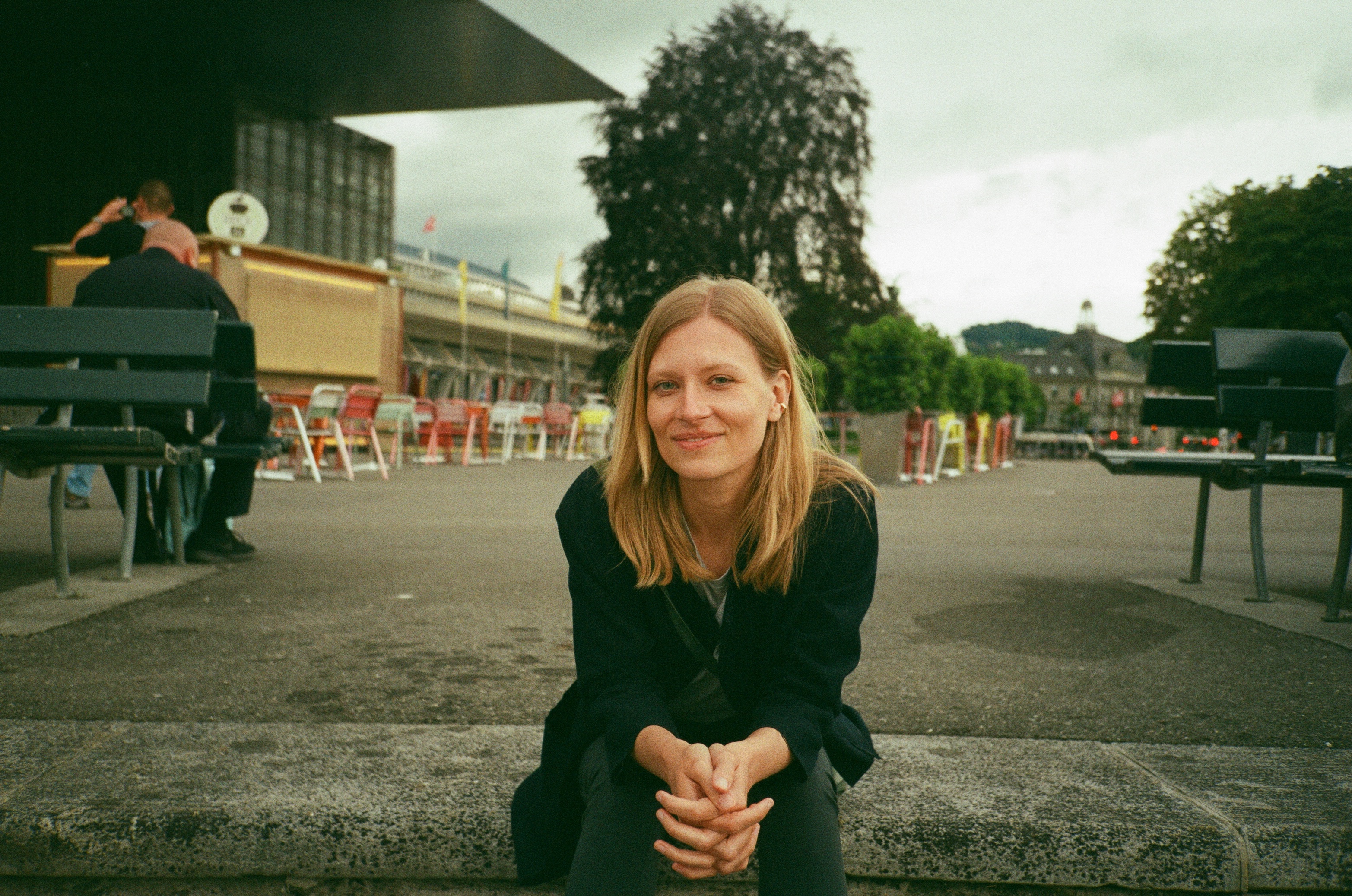 Nadine Gautschi vor Hintergrund