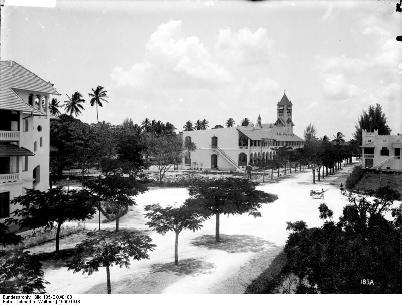 The Wissmannplatz in Dar es Salaam with the monument, between 1906 and 1918