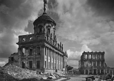 Ruinen des Alten Rathauses und des Palastes Barberini am Alten Markt Potsdam, 1946–1948 Ruinen des Alten Rathauses und des Palastes Barberini am Alten Markt Potsdam, 1946–1948