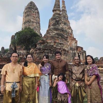 Thailändische Familie in traditioneller Kleidung vor Tempelruinen in Ayutthaya 2018 Thailändische Familie in traditioneller Kleidung vor Tempelruinen in Ayutthaya 2018