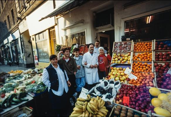 Lebensmittelgeschäft in der Bergmannstraße, April 1990 Lebensmittelgeschäft in der Bergmannstraße, April 1990