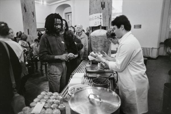 Döner-Verkauf in der Cafeteria im Hauptgebäude der Humboldt-Universität in Ost-Berlin, April 1990 Döner-Verkauf in der Cafeteria im Hauptgebäude der Humboldt-Universität in Ost-Berlin, April 1990