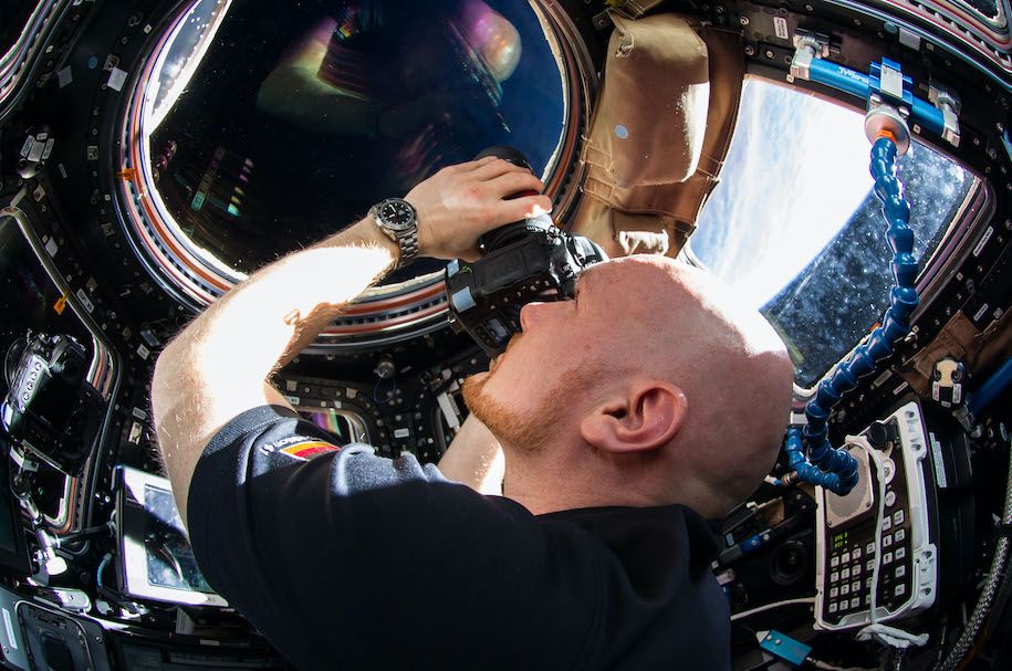 European Space Agency astronaut Alexander Gerst, Expedition 41 flight engineer, uses a still camera at a window in the Cupola of the International Space Station as the SpaceX Dragon commercial cargo craft (out of frame) approaches the International Space Station on Sept. 23, 2014. Quelle: flickr.com NASA Johnson. Lizenz: CC BY-NC 2.0.