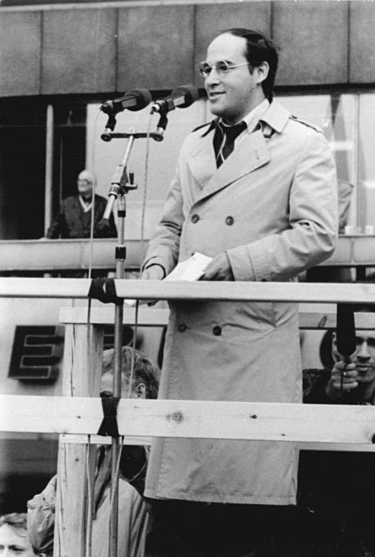 Foto: Gregor Gysi am Rednerpult bei der Alexanderplatz-Demonstration am 4. November 1989. Quelle: Wikimedia Commons. Lizenz: CC BY-SA 3.0.