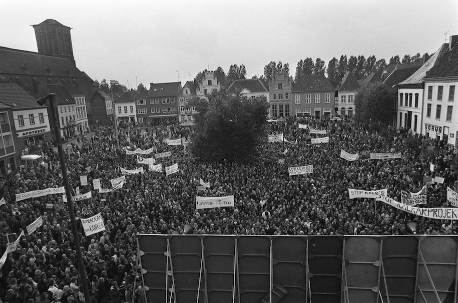 Demonstration gegen den Bau des Kernkraftwerks Kalkar. Demonstranten auf dem Markt in Kalkar, Wikimedia Commons (CC BY-SA 3.0 NL).