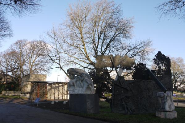  Das Deserteursdenkmal steht zwischen dem 76er Kriegerdenkmal (Hintergrund) von Richard Kuöhl (1936) und dem Gegendenkmal von Alfred Hrdlicka (1985/86). © Claudia Bade, 2015