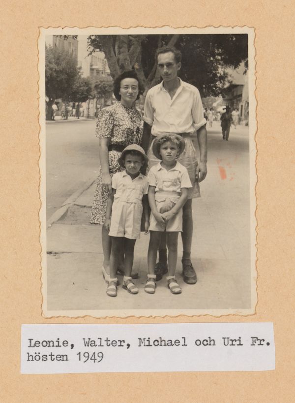 Familie Frankenstein auf der Allenby Street in Tel Aviv, Herbst 1949.Jüdisches Museum Berlin, Inv.-Nr. 2011/139/7/001. Schenkung von Leonie und Walter Frankenstein.