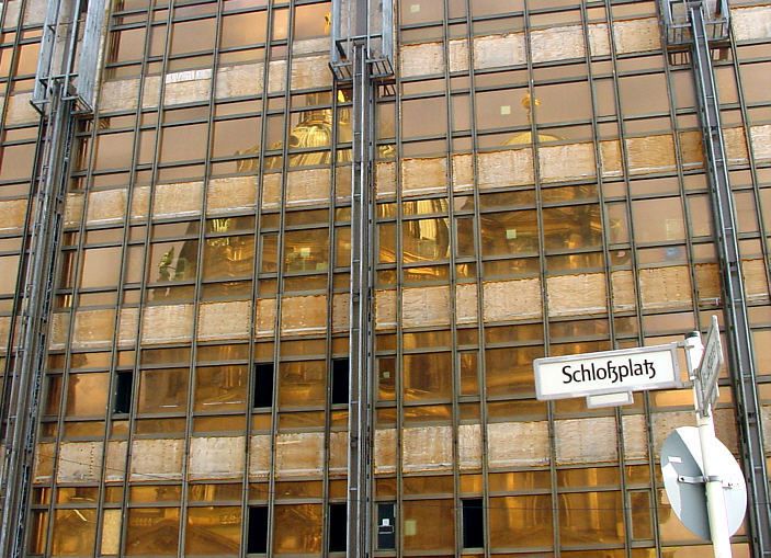 1994 wird der Marx-Engels-Platz in Schlossplatz umbenannt. Ein Erfolg für die Schlossbefürworter*innen, denn wo ein Schlossplatz ist, ist auch ein Schloss nicht (mehr) weit. Foto: Eborutta, Quelle: Wikimedia Commons. Lizenz: CC BY-SA 3.0. https://commons.wikimedia.org/wiki/Category:Exterior_of_the_Palast_der_Republik_(west_front)#/media/File:Palast_der_Republik_facade.jpg
