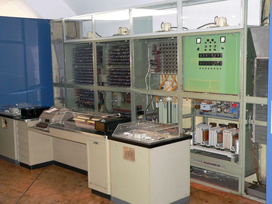 Zuse Z22 im Technik-Museum Berlin. Foto: Jürgen G., 28. Juli 2005. CC BY-SA 3.0.