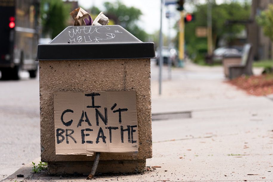 Foto: 'I Can't Breathe' -Schriftzug auf der 38th St in Minneapolis, Minnesota, am Mittwoch, 27. Mai 2020, nach dem Mord an George Floyd am Montagabend. Quelle: Lorie Shaull via Wikimedia Commons, Lizenz: CC BY-SA 2.0.