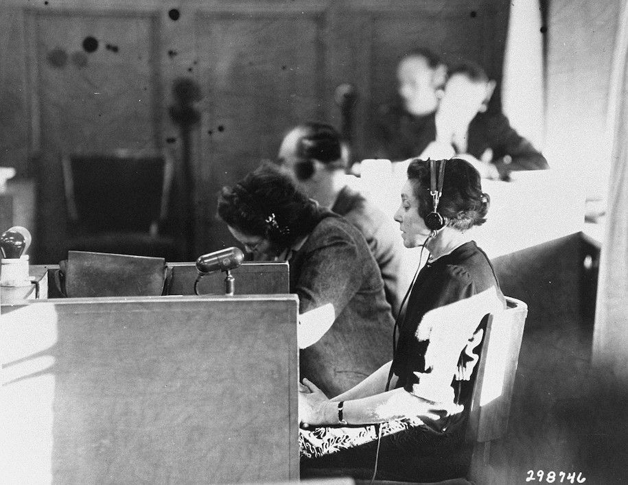 Dr. Martha Mosse testifies for the prosecution against Gottlob Berger during the Ministries Trial, 26.02.1948, Foto: United States Army Office of the Chief of Counsel for War Crimes (n.d.), photographer; Quelle: Wikimedia Commons; Lizenz: Public Domain.
