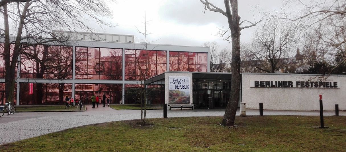 (Temporärer) „Wiederaufbau“ des Palastes der Republik im Frühjahr 2019 – mitten in West-Berlin. Die Kunstaktion der Berliner Festspiele soll anregen, die DDR neu zu erzählen: „Es ist der Versuch, eine vornehmlich westdeutsche, ja westeuropäische Geschichtsbetrachtung zu korrigieren, die im demonstrativen Abreißen einer mit Ost-Berlin und der Existenz der DDR verbundenen Traditionslinie ihren Ausdruck fand“, so Intendant Thomas Oberender. (Quelle: privat)