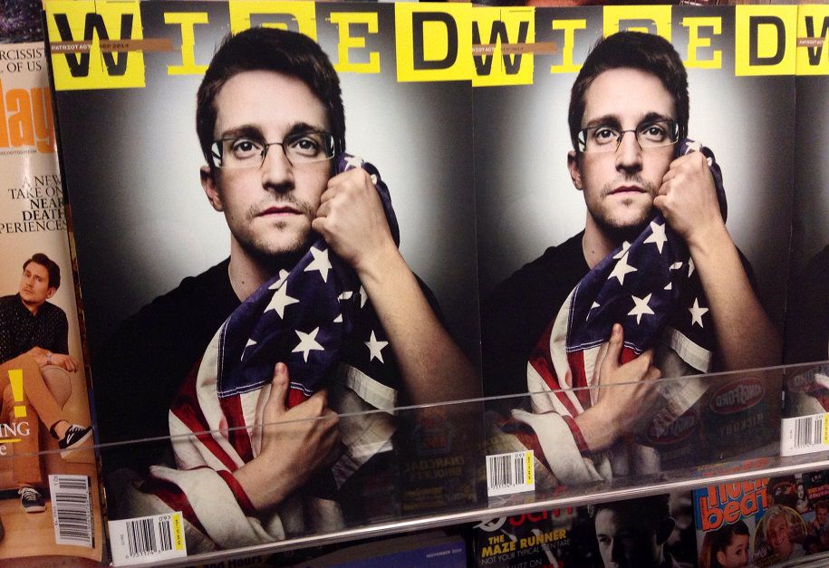 Edward Snowden-Cover des Wired Magazine an einem Zeitungsstand, August 2014, von Mike Mozart/TheToyChannel und JeepersMedia/YouTube. Quelle: flickr, Lizenz: CC BY 2.0.