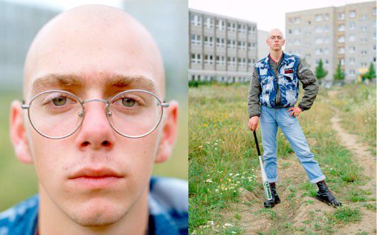 „Ich bin ein rechter Skin. White Power. Irgendjemand muss sich um unser Land ja kümmern. Ich will nicht, daß in ganz Deutschland nur Neger rumrennen. So wie der Neger, der sich neulich in Bomberjacke und Schnürstiefeln vor uns stellt. ‚Heil Kameraden‘ hat der gebrüllt und gesagt, dass er sich für seine Hautfarbe schämt. Was hat denn so einer überhaupt mit uns zu tun? – Basti, 16, Schüler“© Bettina Flitner (aus der Fotoarbeit: "Ich bin stolz ein Rechter zu sein", Berlin, 2000)