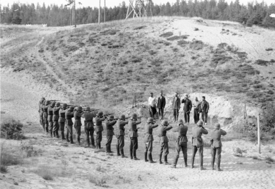 Ein deutsches Erschießungskommando bei der Exekution von sechs Männern in der Sowjetunion, September 1941, Bild: Bundesarchiv, Bild 101I-212-0221-06 , Fotograf: Thiede, via: Wikimedia Commons, Lizenz: CC-BY-SA 3.0.