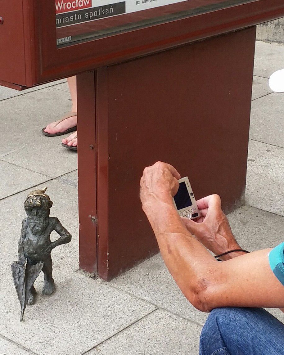 Die Zwerge sind nicht nur eine beliebte Touristenattraktion sondern als „freundliche Helfer der Stadtbewohner*innen“ wird mittlerweile eine Legende um sie gebildet. Der Versuch, den Stadtraum auf diese Weise symbolisch zu füllen, ist umstritten. (Foto: J. Stoklasa)