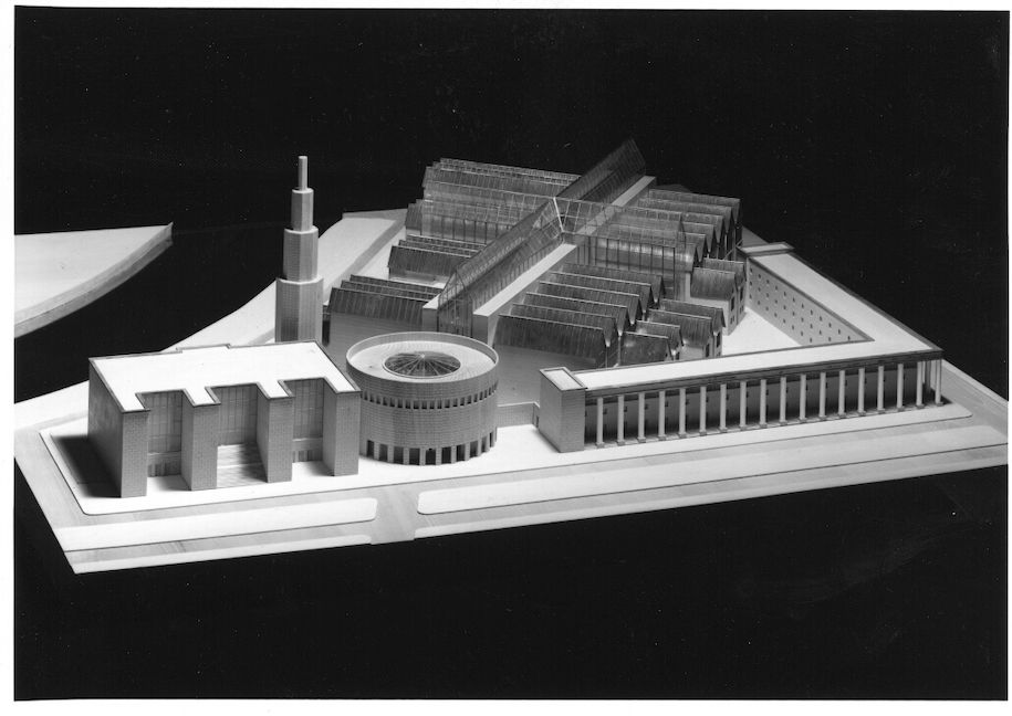 Modell des Deutschen Historischen Museums nach Entwurf von Aldo Rossi. Am 28. Oktober 1987 gründeten die Bundesrepublik Deutschland und das Land Berlin im Zuge der 750-Jahr-Feier Berlins das Deutsche Historische Museum. Es sollte diesen postmodernen Neubau im Spreebogen beziehen. Heute steht an dieser Stelle das Kanzleramt, das Museum zog ins Zeughaus. © Eredi Aldo Rossi, mit freundlicher Genehmigung der Fondazione Aldo Rossi.
