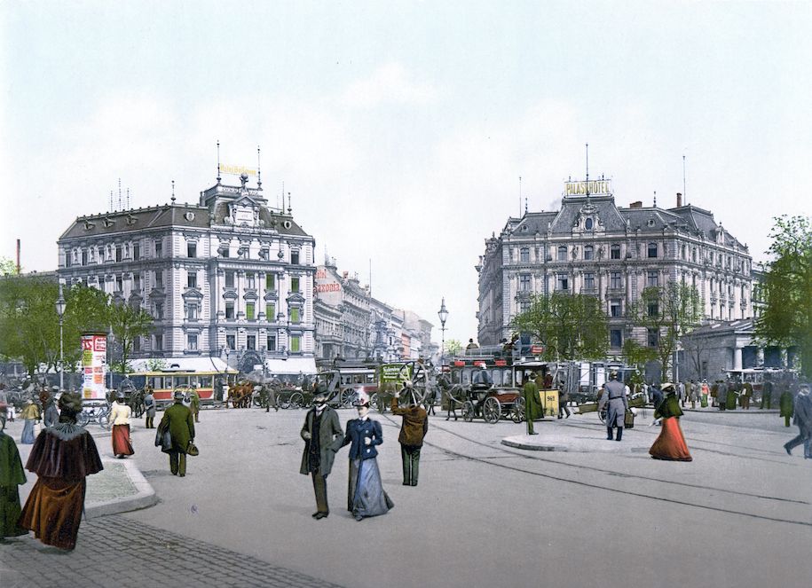 Potsdamer Platz um 1900. Das Grand Hotel Belle Vue und Palast Hotel auf den gegenüberliegenden Seiten der Königgrätzer Straße, die nach Norden bis zum Brandenburger Tor führt. Quelle: Wikimedia Commons. Lizenz: Public Domain.