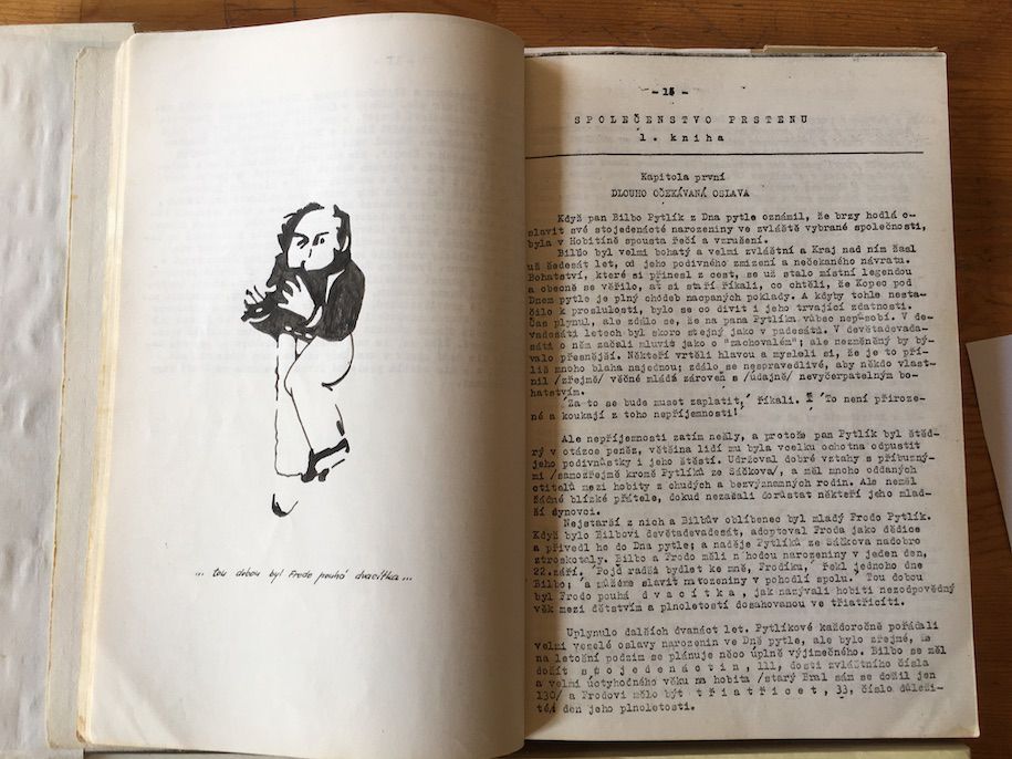 Doppelseite aus der 1980 im tschechoslowakischen Samizdat erschienen Ausgabe des „Pán prstenů“ (Herr der Ringe), bearbeitet und illustriert von Vladimír Řepík. Erste Seite des ersten Kapitels „Dlouho očekávaná oslava“ (Eine langerwartete Feier), mit einer Zeichnung des Hauptcharakters Frodo. Foto mit freundlicher Genehmigung der Libri Prohibiti in Prag.