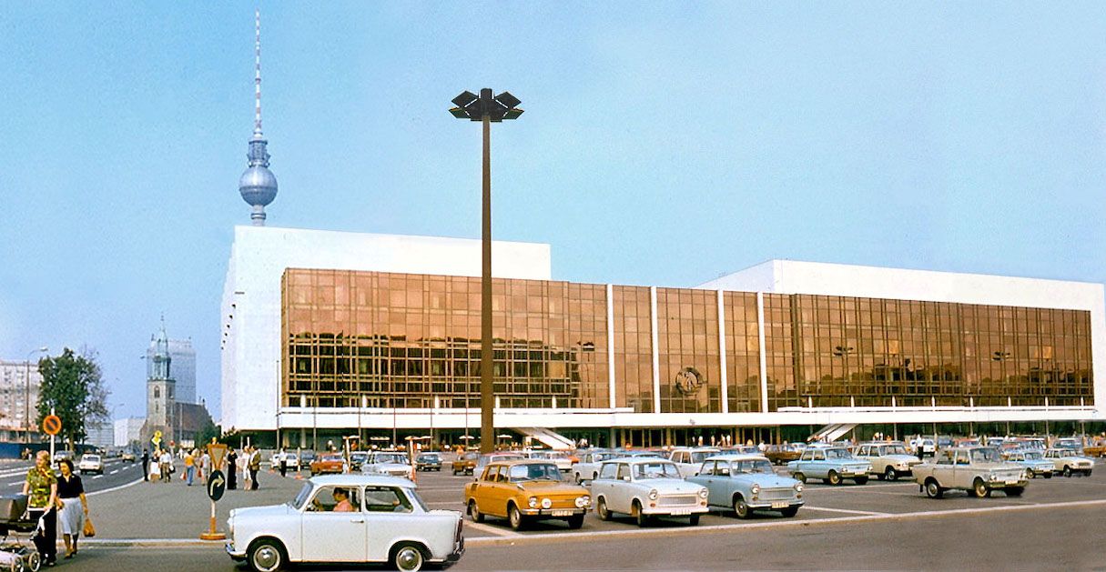 Symbol der Unterdrückung oder Ort der Weltgewandtheit? Der Palast der Republik ein Jahr nach seiner Fertigstellung. (Foto: Istvan, Quelle: wikimedia public domain) https://de.wikipedia.org/wiki/Datei:Palast_der_Republik_DDR_1977.jpg