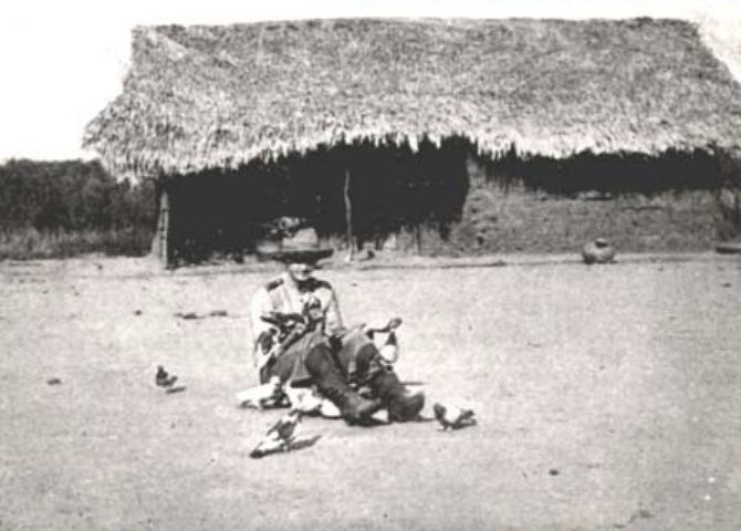 Selbstbild von Hans Paasche, in einem Dorf, aus dem die Bewohner*innen geflüchtet waren, ca. 1905. Entommen aus: „Im Morgenlicht. Kriegs-, Jagd- und Reise-Erlebnisse in Ostafrika" von Hans Paasche, Berlin 1907, S. 97. Online Publiziert von der Digitalen Sammlung Deutscher Kolonialismus der Staats- und Universitätsbibliothek Bremen.