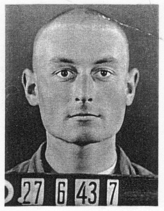Häftlingspersonalfoto von Georges Angéli (Haft-Nr. 14824), der am 27. Juni 1943 als 7. auf der Einlieferungsliste mit einem Transport aus Compiègne ins Lager kam Foto: Unbekannt. Quelle und Lizenz: Sammlung Gedenkstätte Buchenwald, Signatur 003-05.019