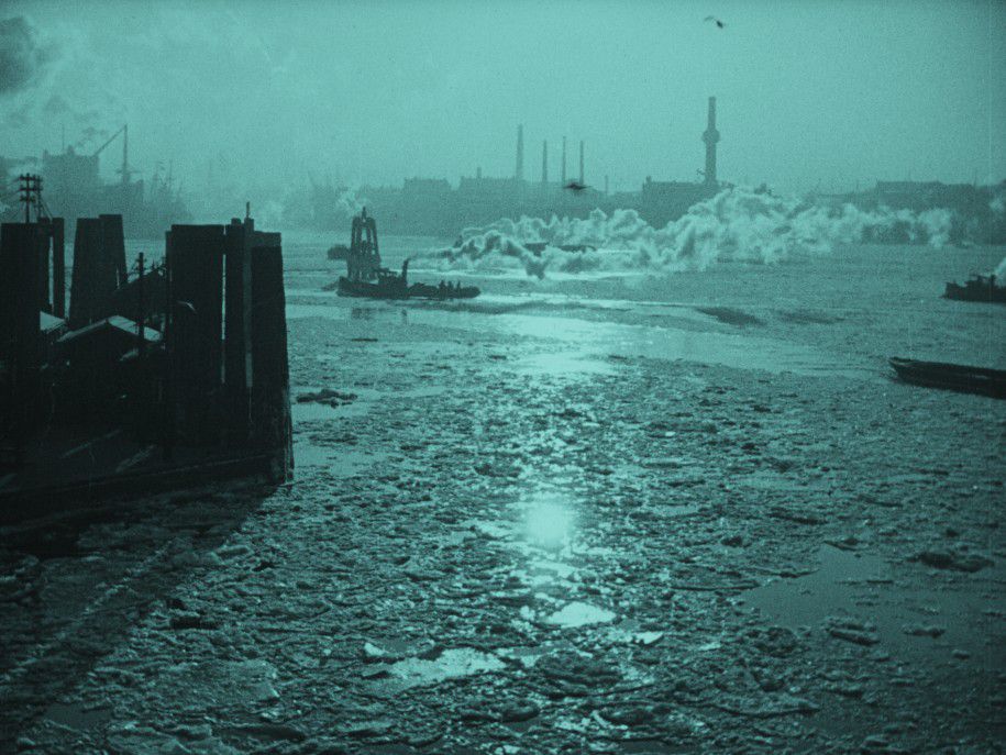 Blaue Hafenszene, Filmstill aus Brüder von Werner Hochbaum (1929), Quelle: Deutsche Kinemathek, ©Deutsche Kinemathek / Filmarchiv Austria.