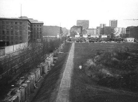Beim Blick aus dem Gropius-Bau sind im Jahr 1989 die Ausgrabungen der Kellerfundamente des Geheimen Staatspolizeihauptamtes entlang der Berliner Mauer an der Niederkirchnerstraße zu erkennen. Foto: Stefanie Endlich, Stiftung Topographie des Terrors, Lizenz: Mit freundlicher Genehmigung von Stefanie Endlich, Stiftung Topographie des Terrors.