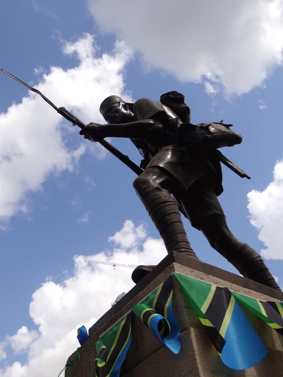 Askari Monument to World War I African Soldiers. Foto: Adam Jones, Ph.D. Quelle: Wikimedia Commons. Lizenz: CC BY-SA 3.0 Askari Monument to World War I African Soldiers