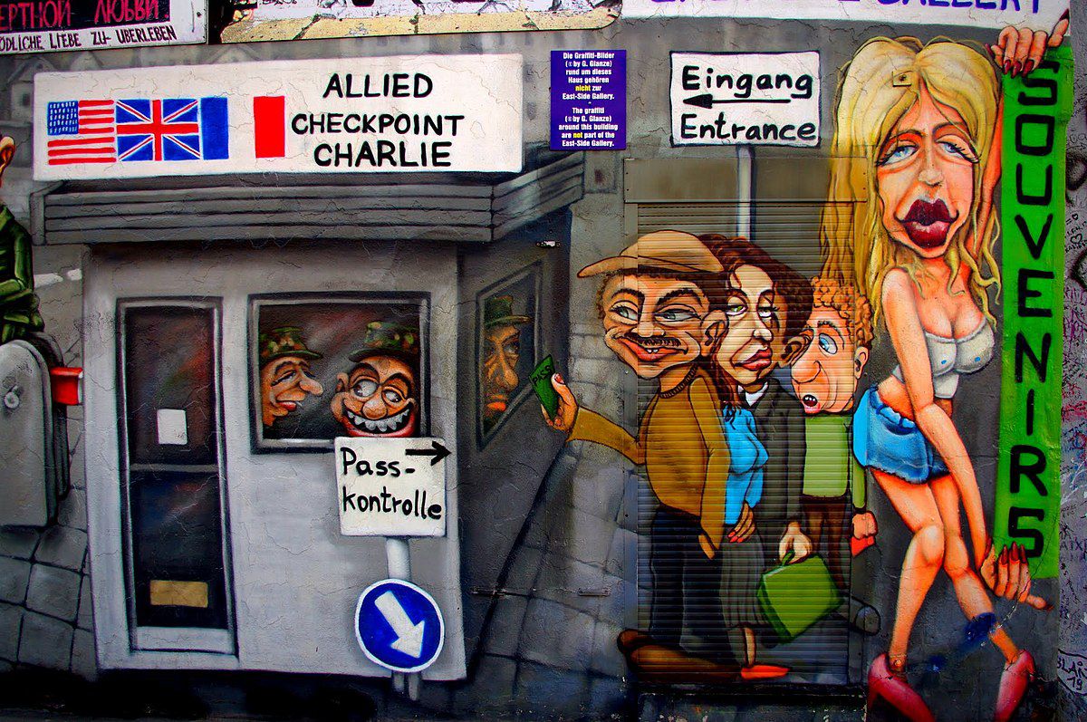 Bild: East Side Galerie Graffiti. Quelle: Wikimedia Commons. Lizenz: CC BY-SA 3.0.