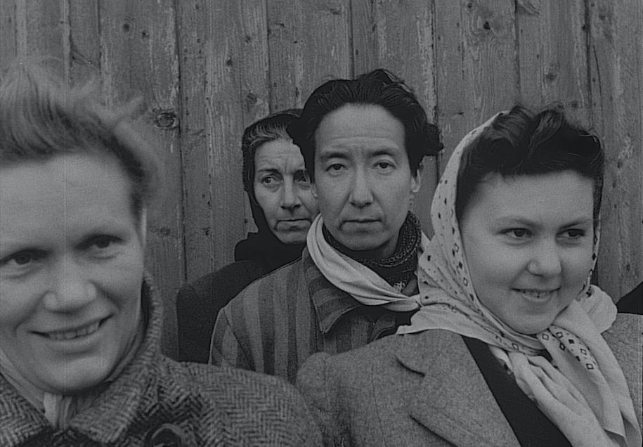 Filmstill: überlebende aus deutschen Konzentrationslagern am 28. April 1945 am Hafen von Malmö: Rosetta Achmed (links), Nadine Hwang (Mitte), Elsie (rechts) und Mary O’Shaugnessy (hinten). © Nils A. Blanck/ Auto Images