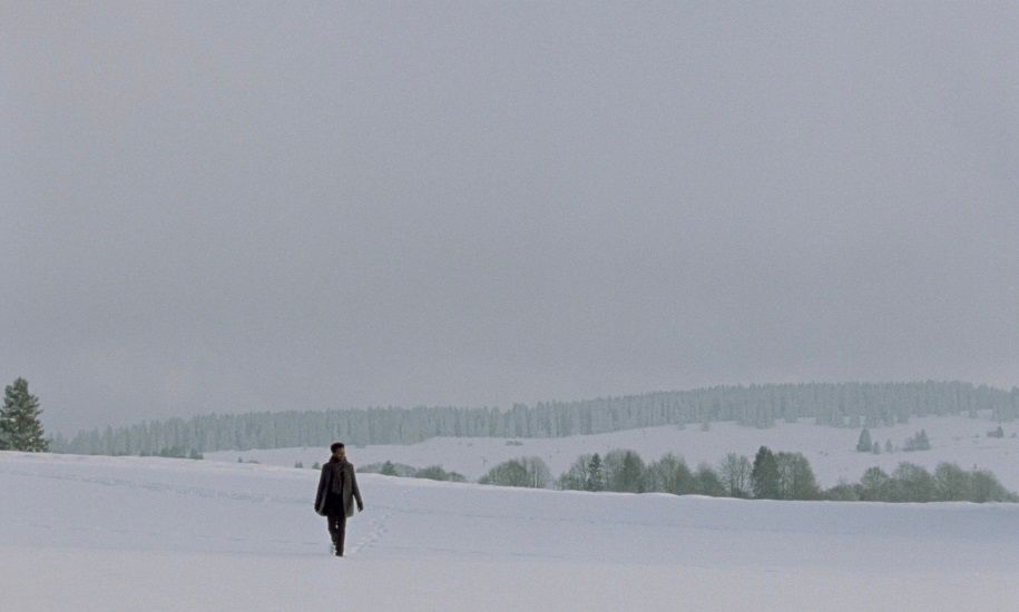 Protagonist/Kollektivmitglied auf den Spuren Toussaint Louvertures im Jura-Gebirge. Filmstill aus Ouvertures, Regie: The Living and the Dead Ensemble, GBR, FRA 2020, Berlinale-Sektion: Forum, © courtesy of The Living and the Dead Ensemble/Spectre Productions.