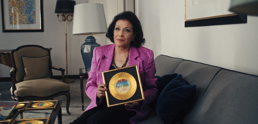 Filmstill: Sängerin Yüksel Özkasap aus Aşk, Mark ve Ölüm (‚Liebe, D-Mark und Tod‘) von Cem Kaya © filmfaust / Film Five