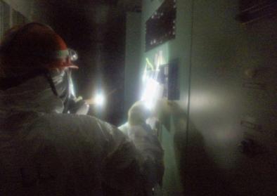 Die japanische Atomaufsicht veröffentlichte erste Aufnahmen aus dem zentralen Kontrollraum der Reaktorblöcke 1 und 2 des AKW Fukushima Daiichi. Die Mitarbeiter des Betreibers Tepco kontrollieren die Geräte mit Taschenlampen, da die Beleuchtung noch nicht funktioniert.