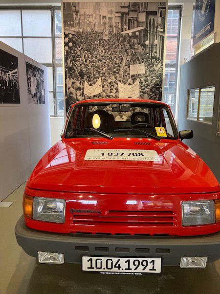 Element der Sonderausstellung „30 Jahre danach – der letzte Wartburg wird Oldtimer“: Der letzte Wartburg vor Demonstrationen in Eisenach zur Treuhandentscheidung 1991 © Stiftung automobile welt eisenach