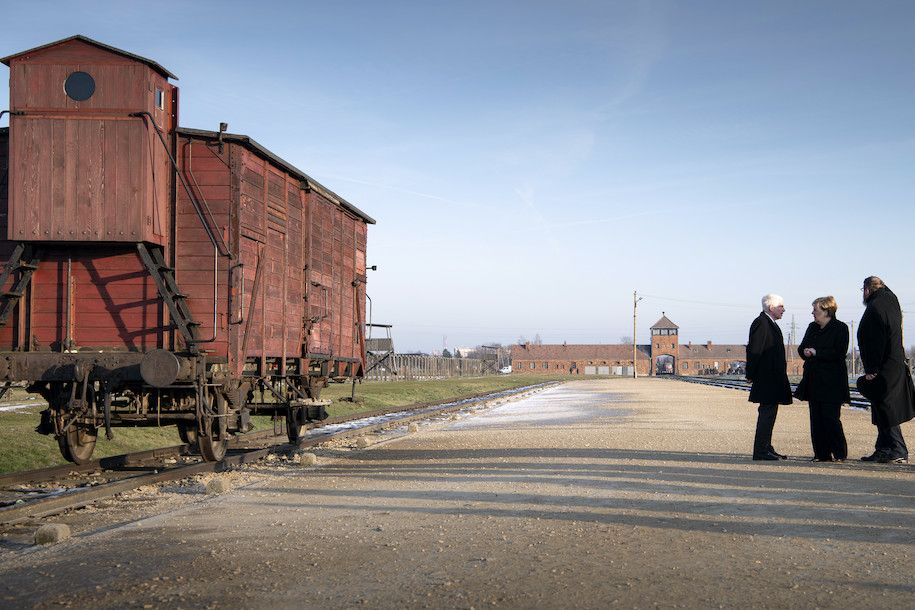 Angela Merkel in Auschwitz-Birkenau am 6. Dezember 2019, Foto: Bundesregierung/Bergmannhttps://m.bundeskanzlerin.de/bkinm-de/mediathek/kanzlerin-merkel-beim-besuch-der-gedenkstaette-auschwitz-birkenau-1704622!mediathek