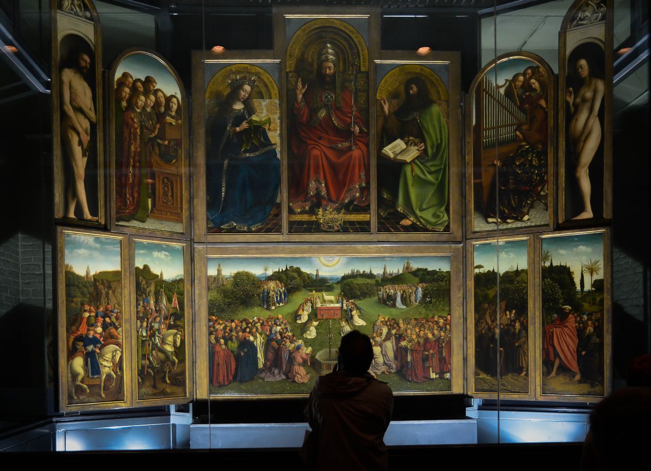 der im 15. Jahrhundert entstandene Genter Altar. Er gilt als eines der bedeutendsten Werke des Mittelalters. Während des Zweiten Weltkriegs von Belgien nach Südfrankreich in Sicherheit gebracht, gelangte er dort in die Hände der Deutschen, die ihn zuerst ins Schloss Neuschwanstein und 1944 in das Salzbergwerk nach Altaussee ins heutige Österreich brachten / vollständiger Altar in der Genter St. Bavo-Kathedrale im Jahr 2011, Flickr, CC BY-NC-ND 2.0.