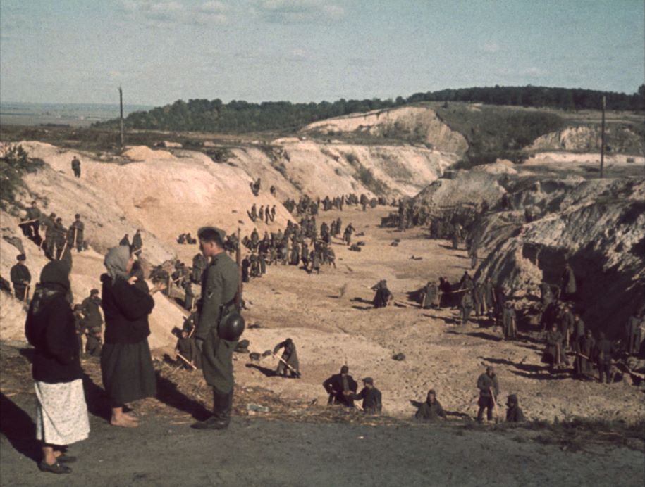 Sowjetische Kriegsgefangene müssen die Opfer des Massakers von Babyn Jar begraben, 1. Oktober 1941, Foto: Johannes Hähle, URL: https://loznitsa.com/