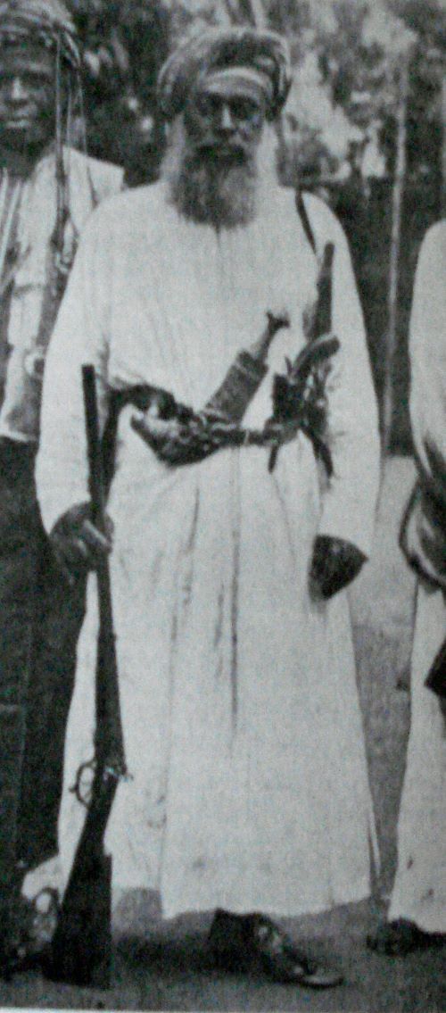 Abushiri ibn Salim al-Harthi. See Hermann von Wissmann. Deutschlands größter Afrikaner, Schall, Berlin 1906, via Wikimedia Commons, Lizenz: Gemeinfrei.https://commons.wikimedia.org/wiki/File:Buschiri_bi_Salim.jpg