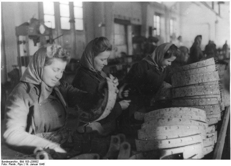 Soviet women, forced to work in a garage of the Wehrmacht in Berlin (January 1945). The expert opinions of historians were of great importance during the 1990s’ debate on compensation for Nazi forced labour.Image: Bundesarchiv, Bild 183-J28802, Wikimedia Commons, CC BY-SA 3.0