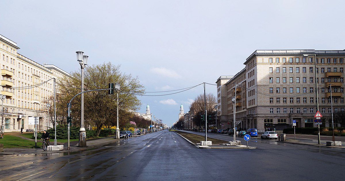 Bild: Karl-Marx-Allee. Quelle: Wikimedia Commons. Lizenz: CC BY 3.0.