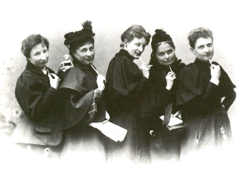 Fünf Mitglieder vom «Verein für Frauenstimmrecht», von links nach rechts: Anita Augspurg, Marie Stritt, Lily von Gizycki, Minna Cauer und Sophia Goudstikker, um 1896; Quelle: Wikimedia Commons; Lizenz: Public Domain.