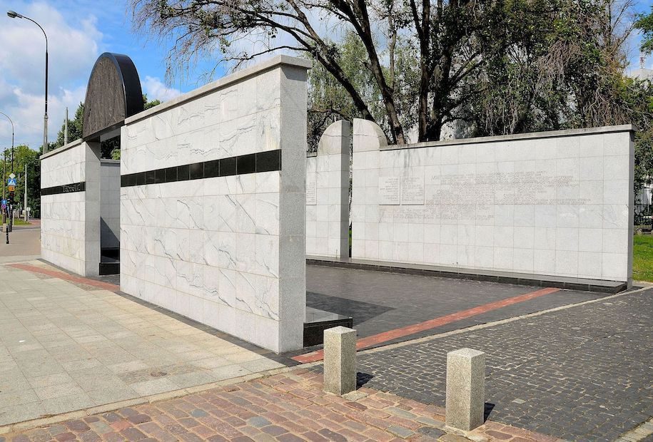 Polski: Pomnik Umschlagplatz w Warszawie, English: Umschlagplatz Monument in Warsaw. It was the place where Jews were gathered for deportation to the German death camps in Poland during Second World War, 7. Juni 2012, Foto: Adrian Grycuk via Wikimedia Commons, Lizenz: CC BY-SA 3.0 PL.