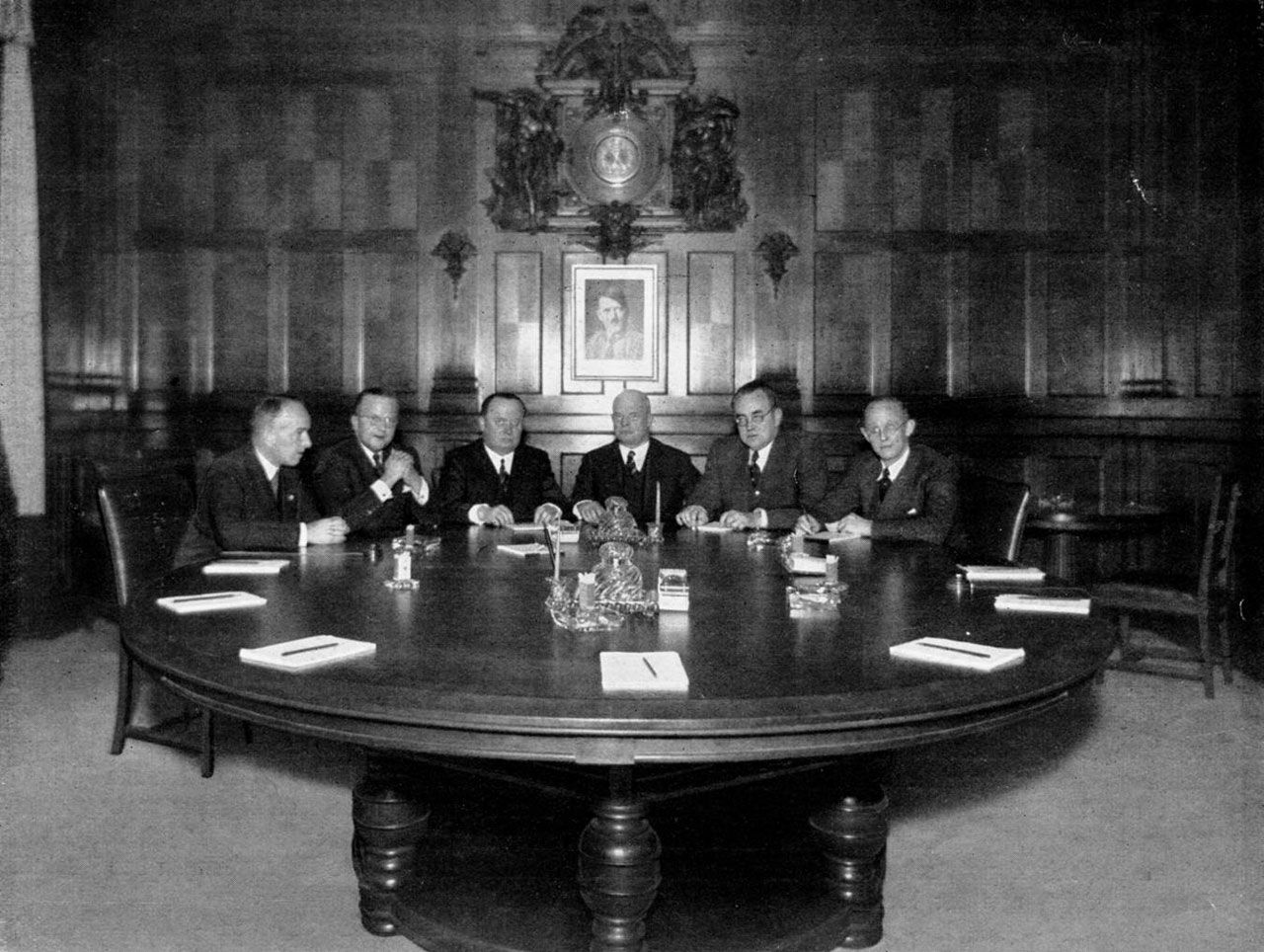 Dresdner Bank’s executive committee (about 1937). After almost eight years of research, a commission of historians lead by Klaus-Dietmar Henke has shed light on the past of one of the most important banks in Nazi Germany. The voluminous work Die Dresdner Bank im Dritten Reich comprises almost 2,400 pages and was published in 2006. Image: Ruhr-Universität Bochum