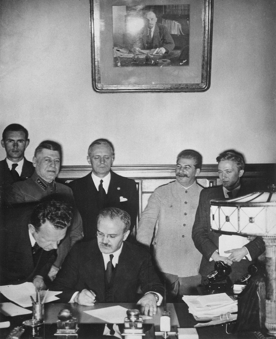 Foto: Abschluss der Deutsch-Sowjetischer Grenz- und Freundschaftsvertrages am 28. September 1939. Von links nach rechts: Hintergrund: Richard Schulze-Kossens (Ribbentrops Adjutant), Boris Schaposchnikow (Generalstabschef der Roten Armee), Joachim von Ribbentrop, Josef Stalin, Vladimir Pavlov (sowjetischer Übersetzer); Vordergrund: Gustav Hilger (deutscher Übersetzer) Alexey Schkvarzev und Wjatscheslaw Molotow. Wikimedia Commons. Public Domain.