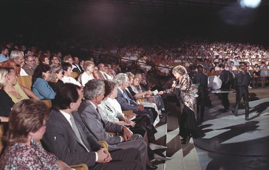 100. "Kessel Buntes" am 23.9.1989 im Palast der RepublikHelga Hanemann stellte am Anfang der Sendung den unmittelbaren Kontakt zum Publikaum her, Wikimedia Commons, CC-BY-SA 3.0.