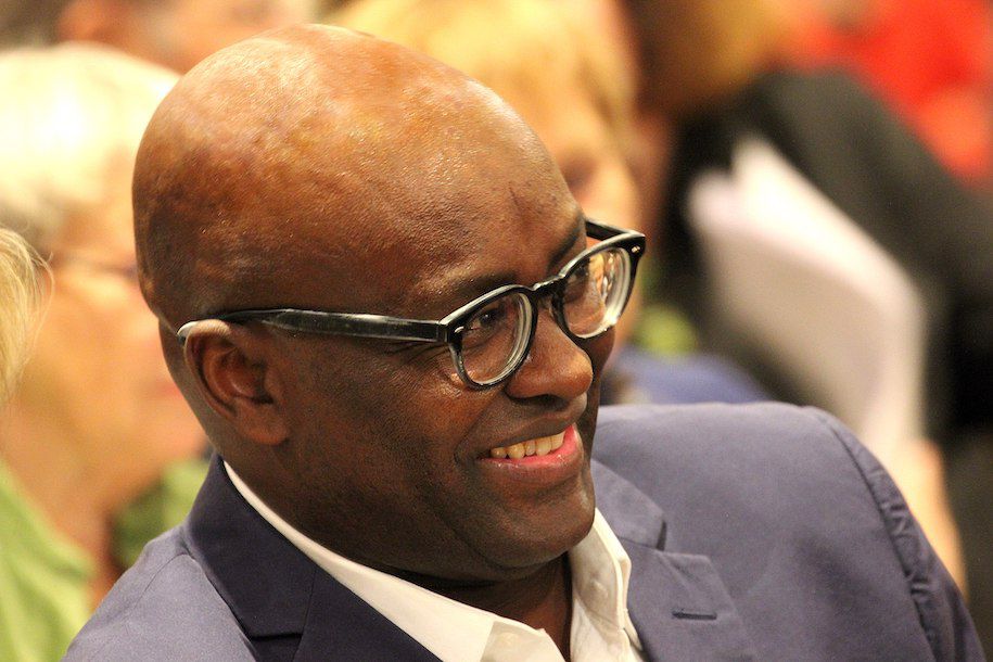 Foto: Achille Mbembe bei der Verleihung des Geschwister-Scholl-Preises 2015 in der Ludwig-Maximilian-Universität, Quelle: Heike Huslage-Koch via Wikimedia Commons, Lizenz: CC BY-SA 4.0.