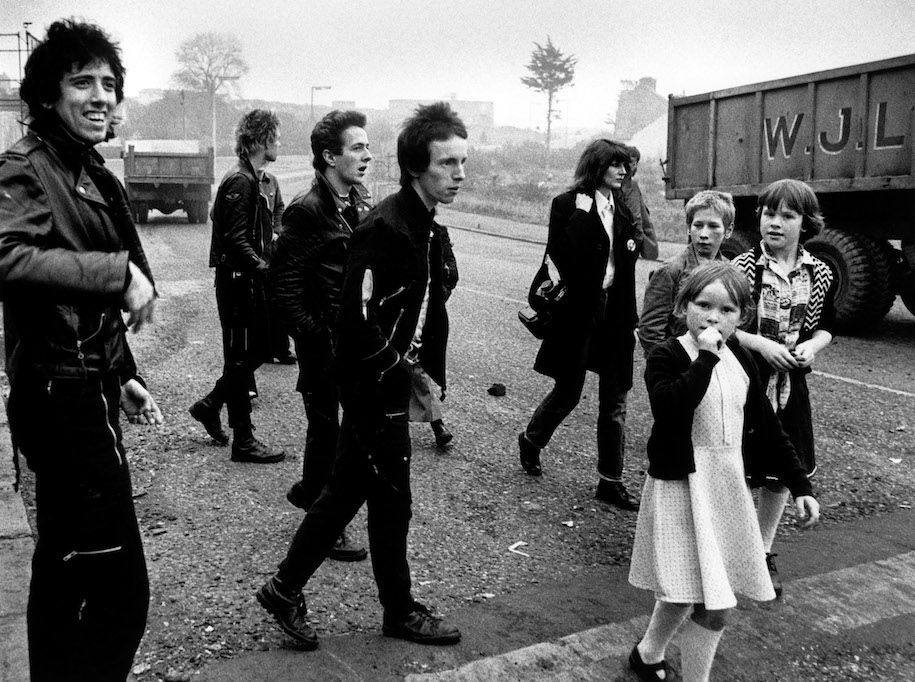 The Clash und Caroline Coon während der Fotosession im Westen Belfasts, Oktober 1977, Quelle: Mit freundlicher Genehmigung des Fotografen Adrian Boot.