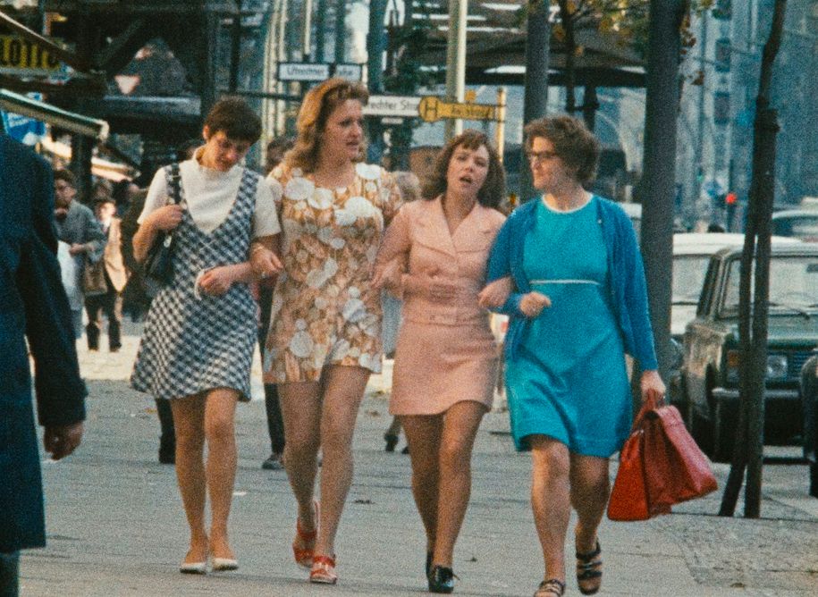 Filmstill: Ulla Lange, Helga Freyer, Edda Hertel und Janine Rickmann in Für Frauen. 1. Kapitel | For Women – Chapter 1 Land: BRD 1972. Regie: Cristina Perincioli. Sektion: Retrospektive © Deutsche Kinemathek / DFFB